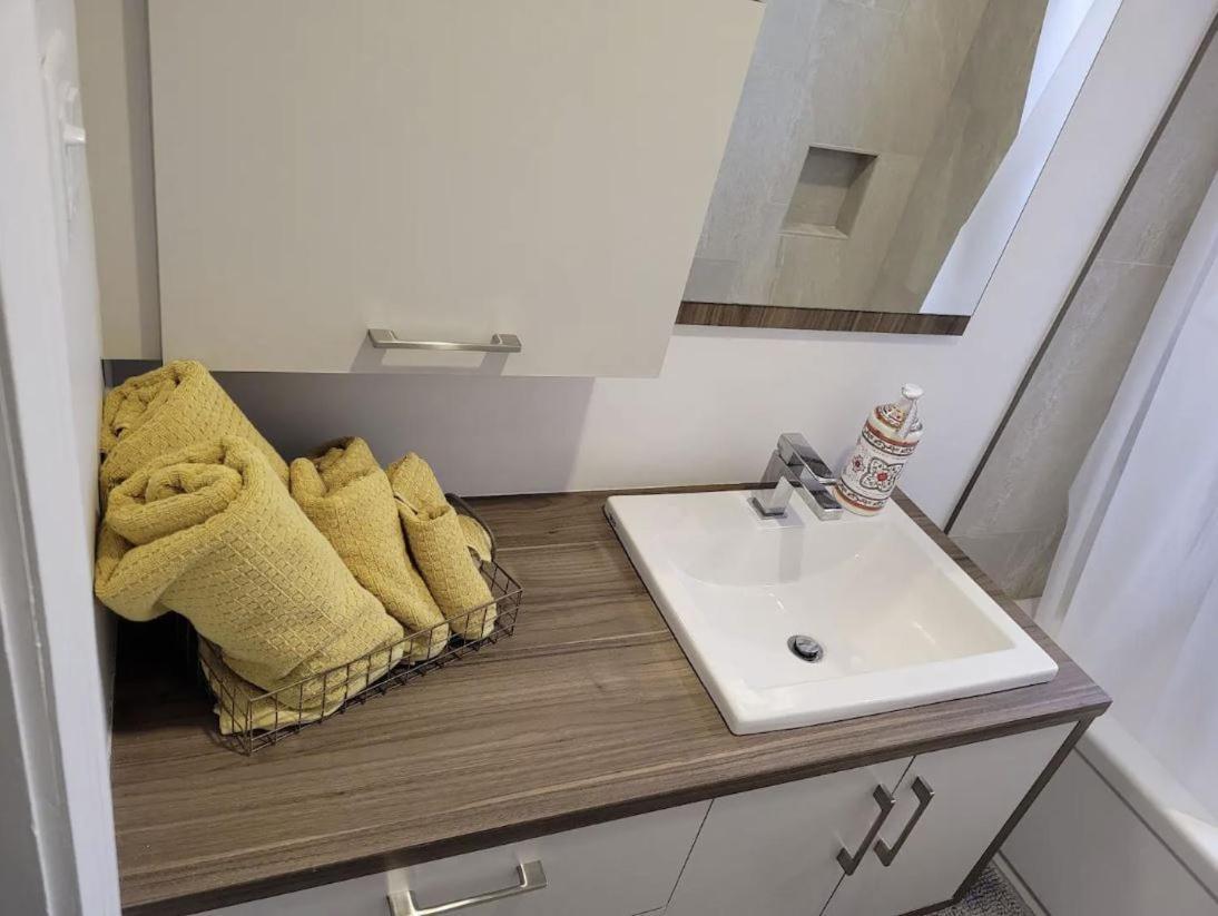 Free Parking, Beautiful 4 1/2- 2 Bedroom Apartment Montreal Exterior foto